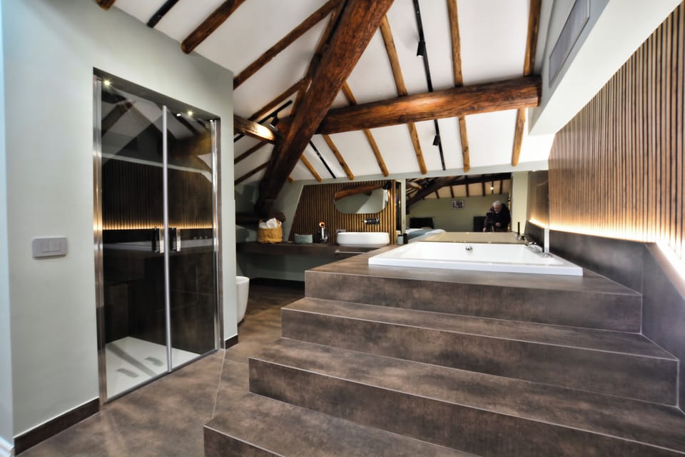 Luxury Double Room, 1 King Bed | Bathroom | Hair dryer, bathrobes, slippers, bidet
