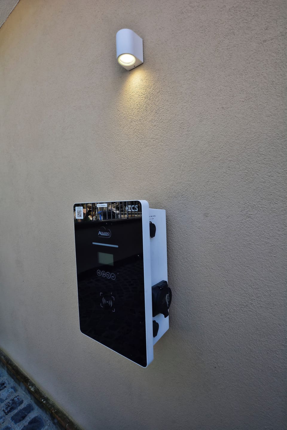 Electric vehicle charging station