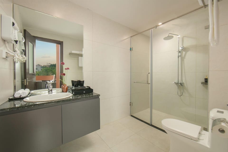 Suite Double Room, Balcony | Bathroom | Free toiletries, hair dryer, bathrobes, slippers