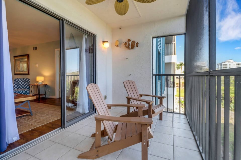 The sliding glass doors open to the fully screened balcony.