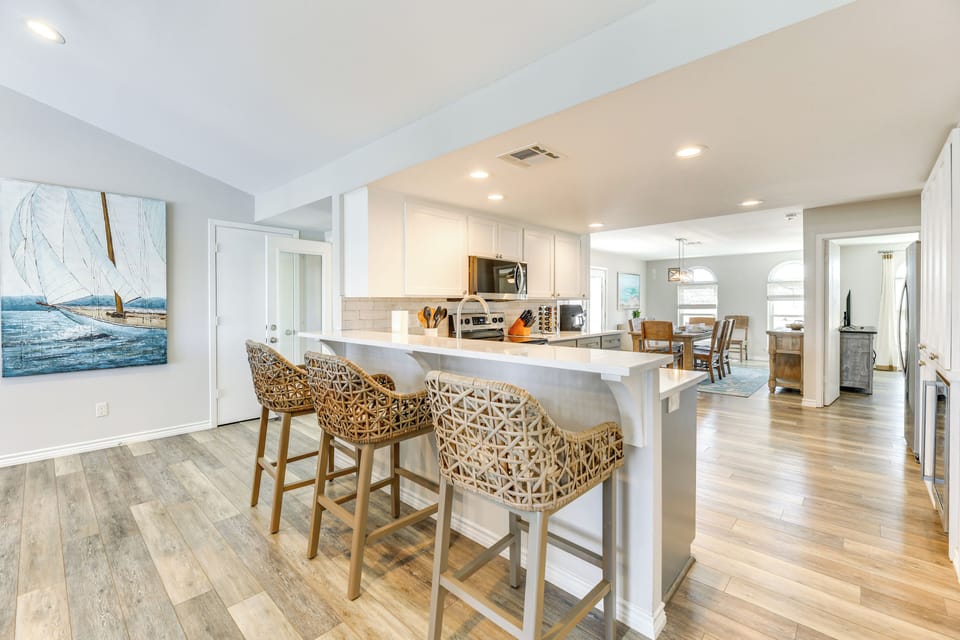 Kitchen | Main Level | Dual Drip/Single-Serve Coffee Maker | Dishwasher
