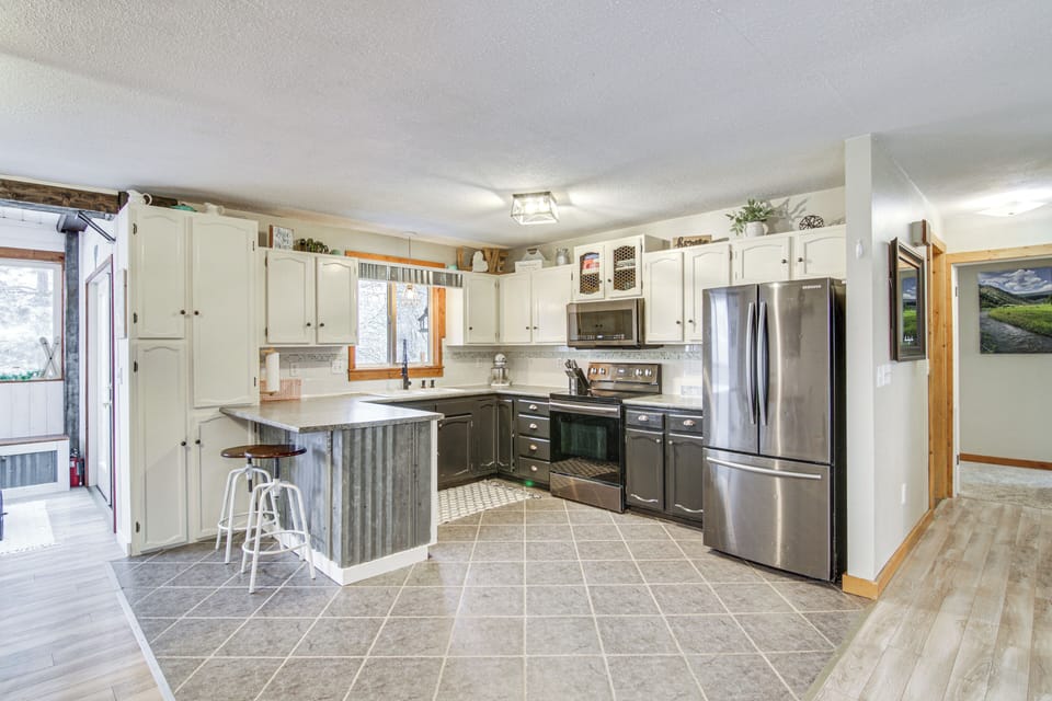 Kitchen | Main Level | Drip Coffee Pot & Keurig | Toaster | Blender