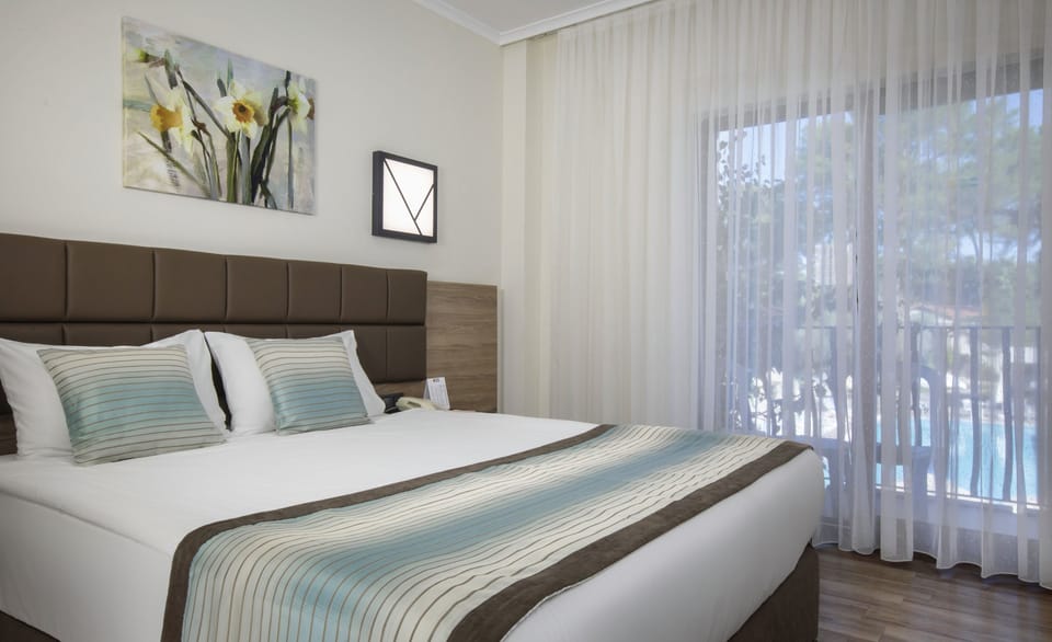 Free minibar, in-room safe, desk, soundproofing