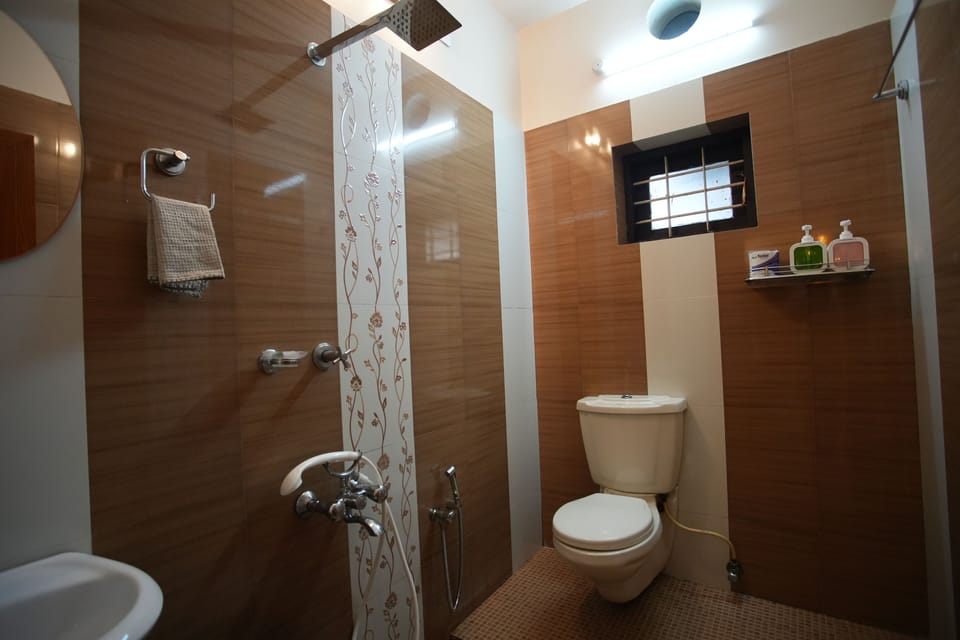 Deluxe Double Room, Garden View | Bathroom | Towels, soap, shampoo, toilet paper