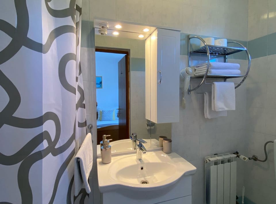 Shower, towels