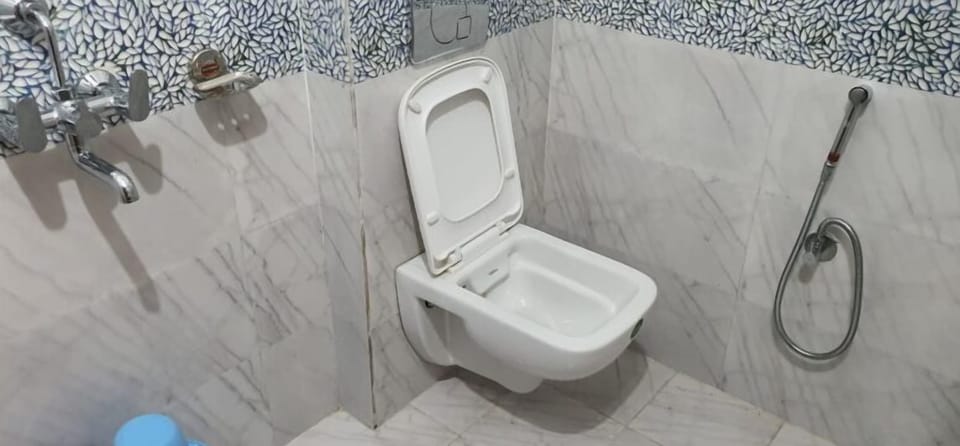 Shower, rainfall showerhead, free toiletries, towels