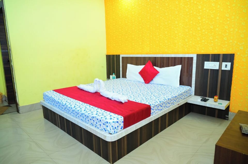Desk, WiFi (free), bed sheets