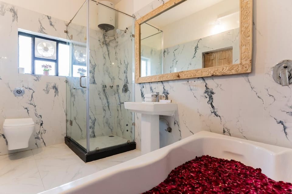 Family Suite Room | Bathroom | Shower, free toiletries, slippers, bidet