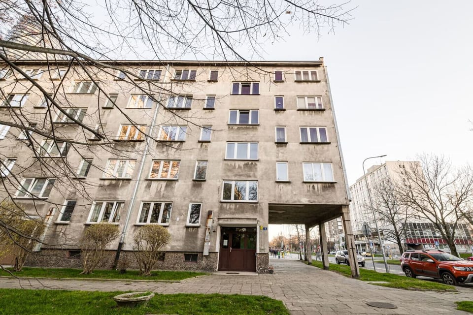 Building | Book Now with RENTUJEMY.COM