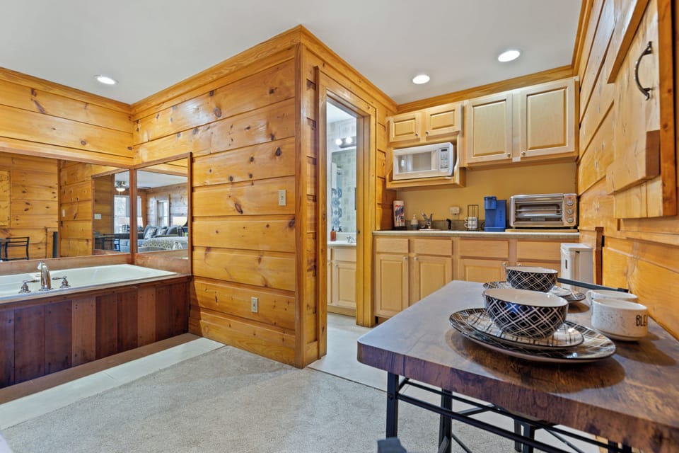 Signature Condo, 1 Queen Bed with Sofa bed, Fireplace, Mountain View | In-room dining