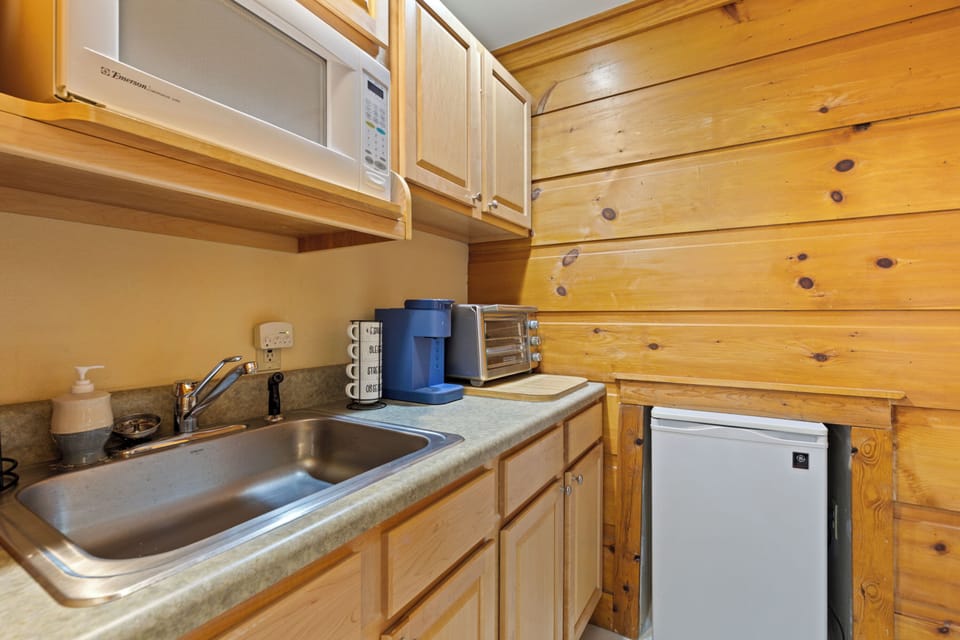 Signature Condo, 1 Queen Bed with Sofa bed, Fireplace, Mountain View | Private kitchenette | Fridge, microwave, dishwasher, coffee/tea maker