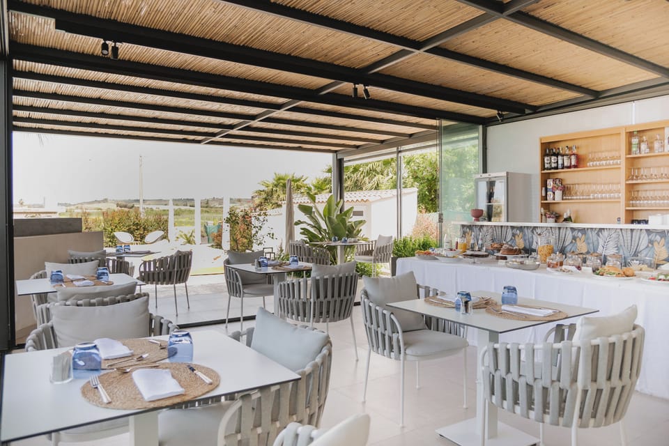 Poolside bar