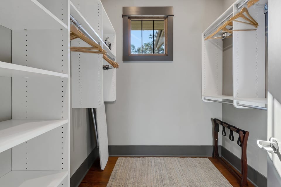 Plenty of space for all your wardrobe essentials in this walk-in closet.