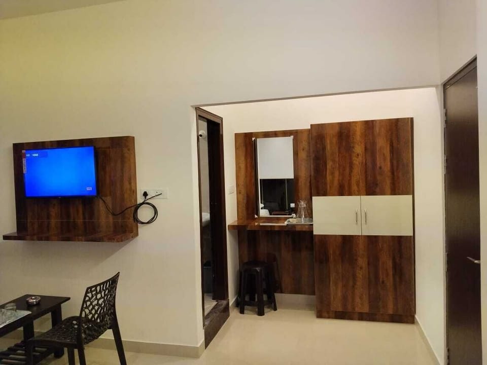 Laptop workspace, free WiFi, bed sheets