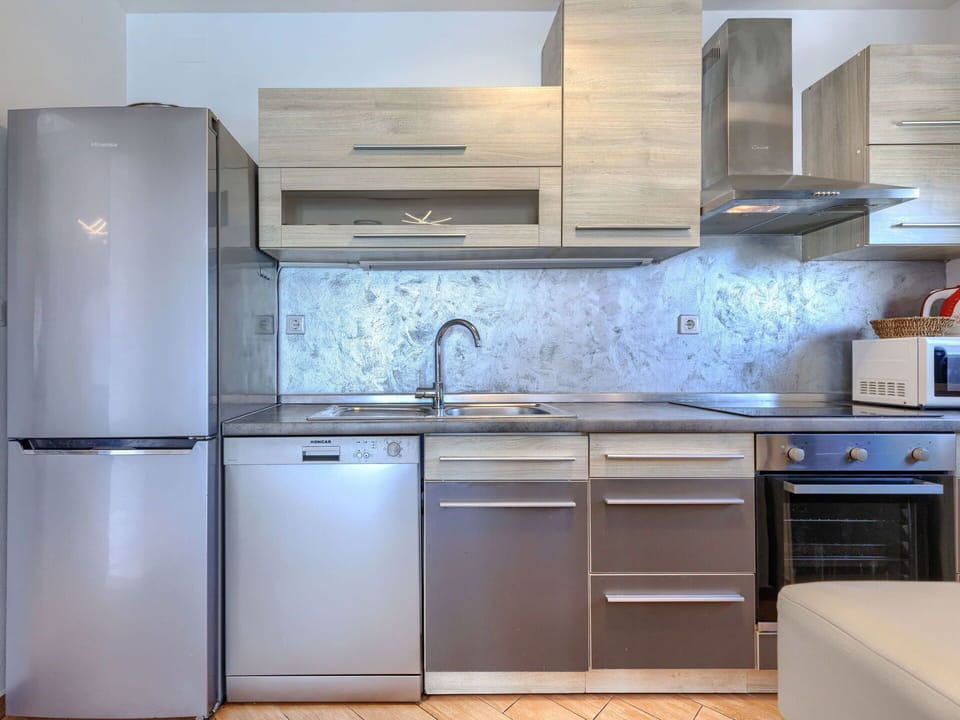 Kitchen Appliance, Kitchen, Countertop, Cabinetry, Major Appliance, Home Appliance, Kitchen Sink, Wood, Furniture, Flooring
