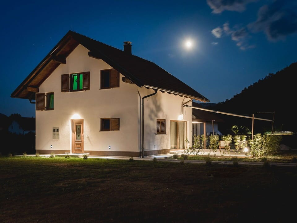 Building, House, Home, Architecture, Roof, Residential Area, Cottage, Slope, Farmhouse, Estate
