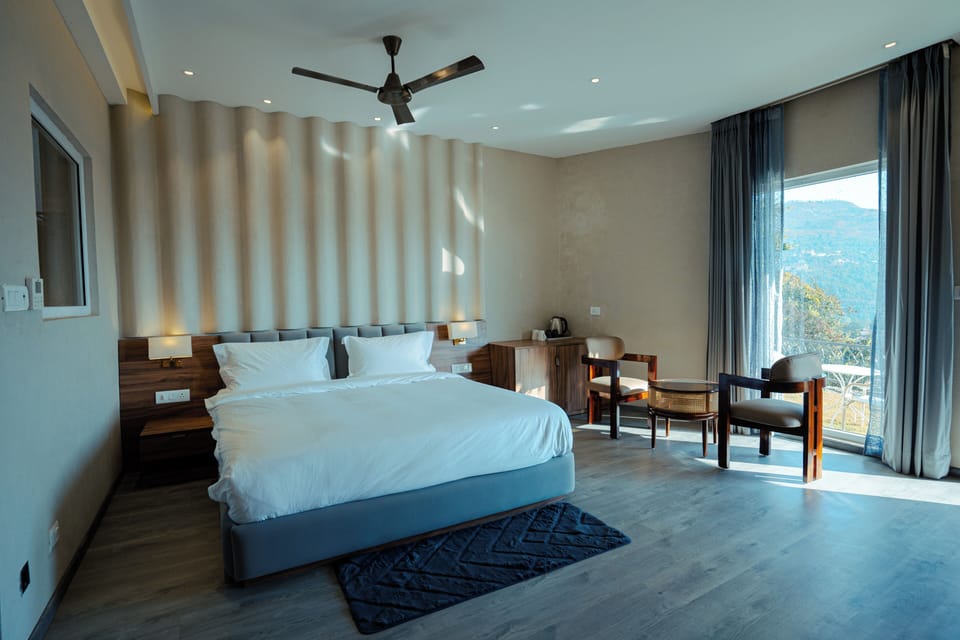Luxury Suite with Private Balcony and Mountain View | Free WiFi