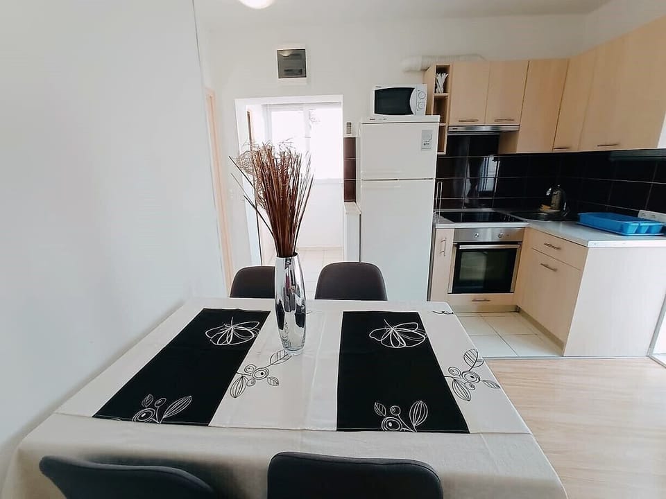 Classic Apartment, Balcony, Harbor View | Dining room