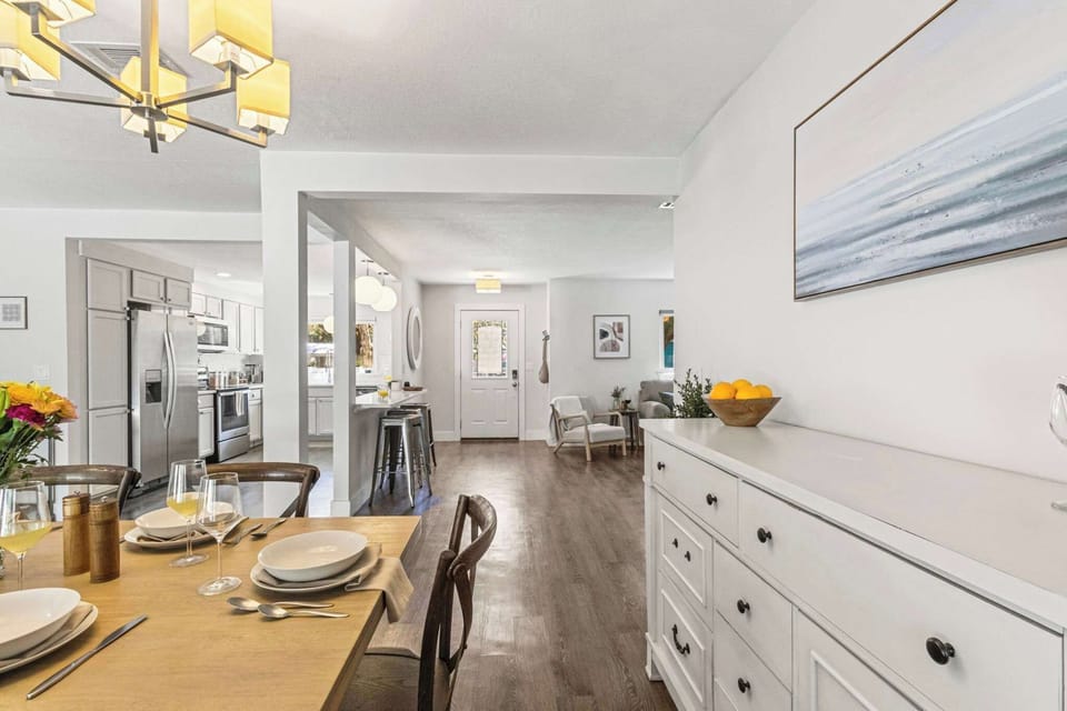 Bright, airy, and effortlessly connected. Whether you’re whipping up breakfast in the kitchen or enjoying a formal dinner, our open-concept layout keeps everyone together.