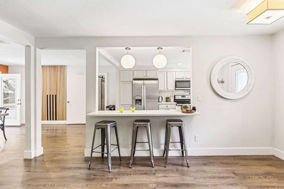 Grab a quick bite or a morning juice at the breakfast bar! Our open-concept kitchen pass-through ensures you’re always part of the conversation.
