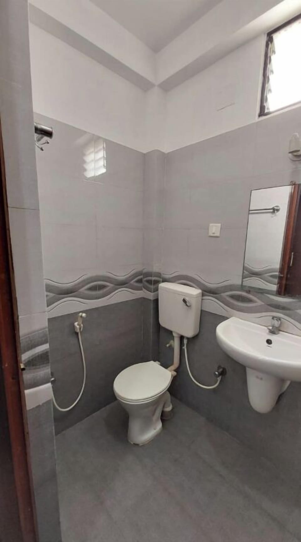 Shower, rainfall showerhead, free toiletries, towels