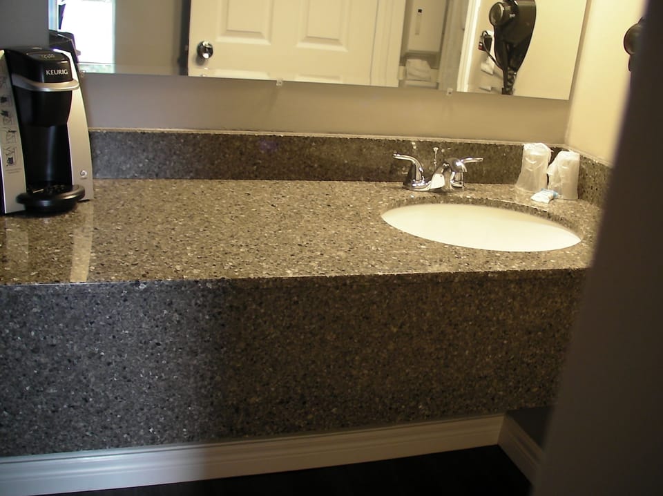 Combined shower/tub, free toiletries, hair dryer, towels