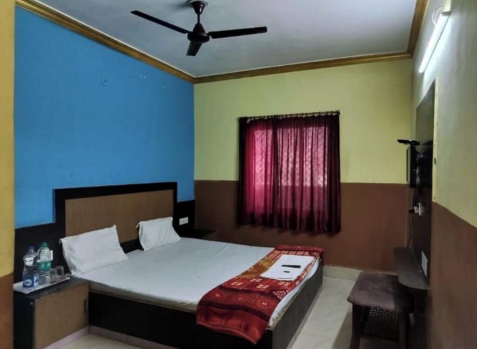 Desk, WiFi (free), bed sheets