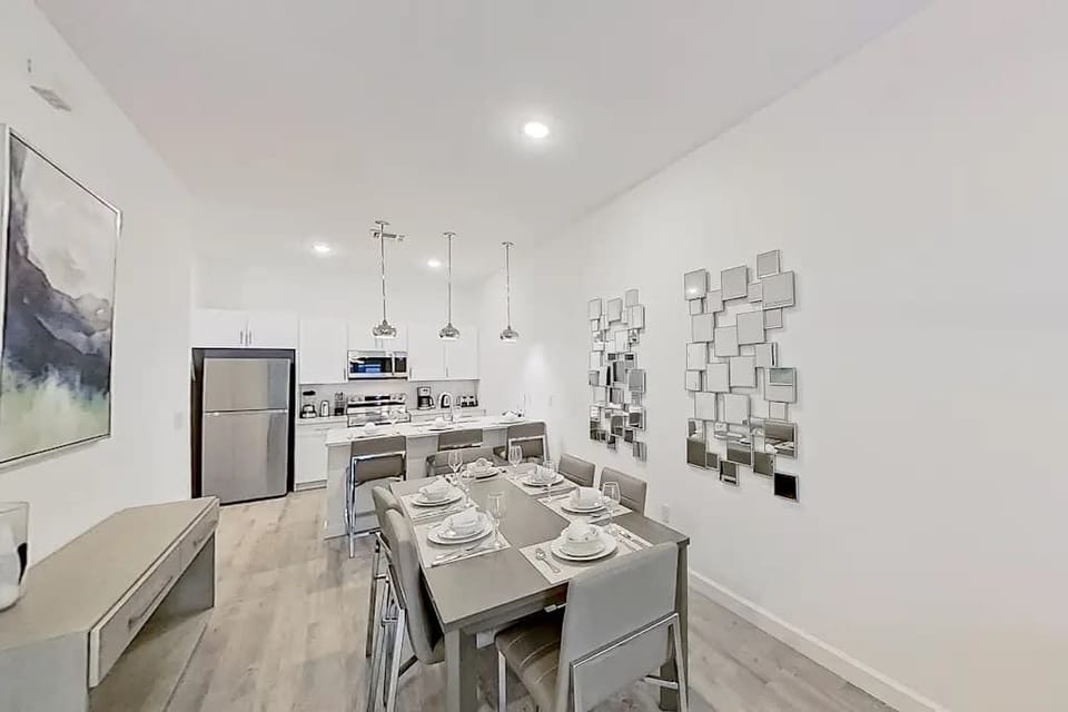 Share delicious moments in a spacious dining area with a bright and relaxing atmosphere.