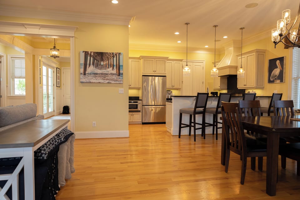 Kitchen & Dining