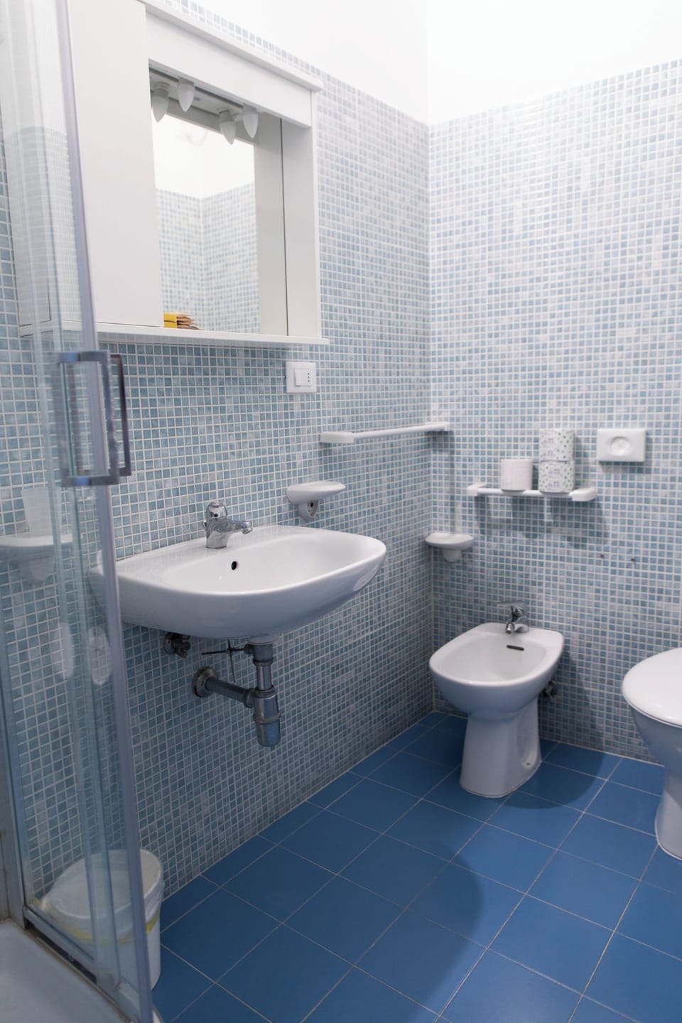 Basic Quadruple Room | Bathroom | Shower, towels, soap, shampoo