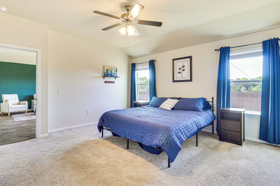 Shop, Dine & Unwind: Pet-friendly Home in Austin! Cottage in Austin