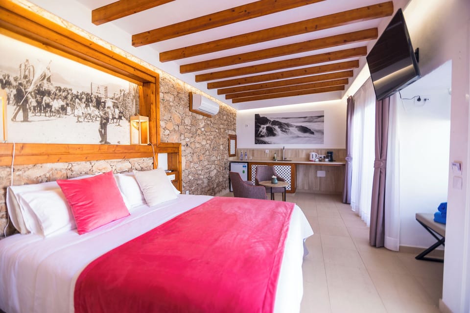 Junior Suite, Pool View | 1 bedroom, in-room safe, soundproofing, free WiFi