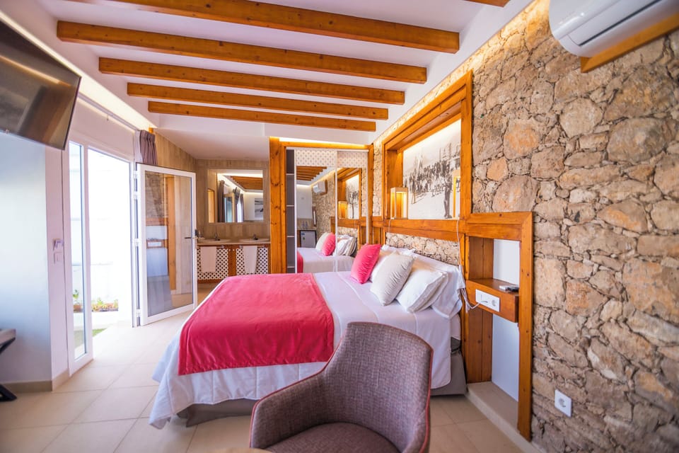 Junior Suite, Pool View | 1 bedroom, in-room safe, soundproofing, free WiFi