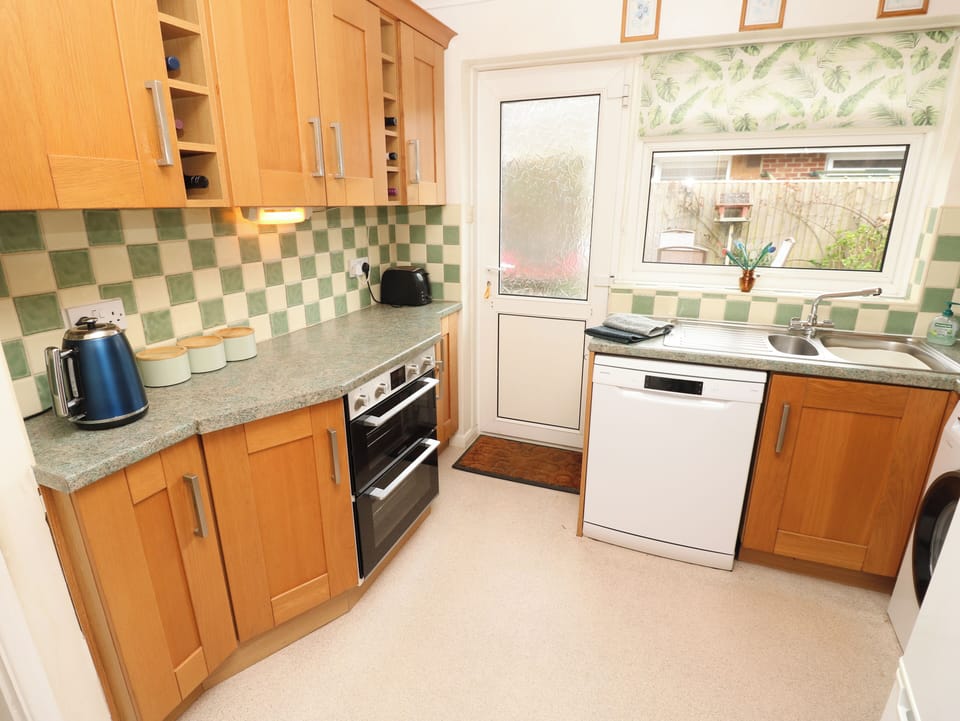 Fridge, microwave, dishwasher, cookware/dishes/utensils