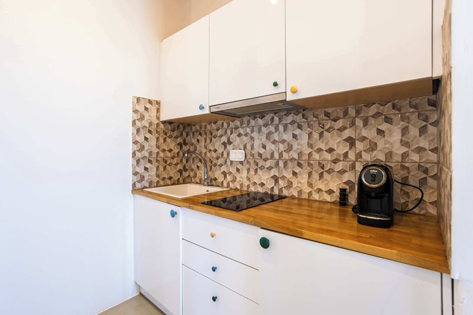 Modern Kitchen with Stone Backsplash