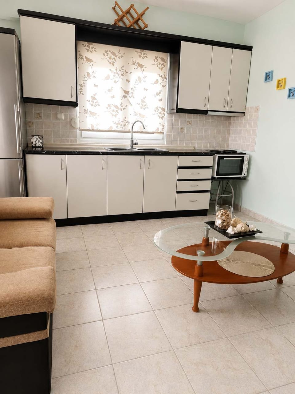 Bright and cozy living room and fullky equipped kitchen area