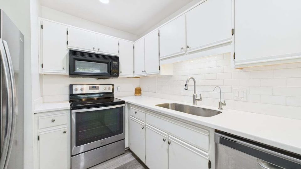 Full kitchen with breakfast bar and all the cooking essentials