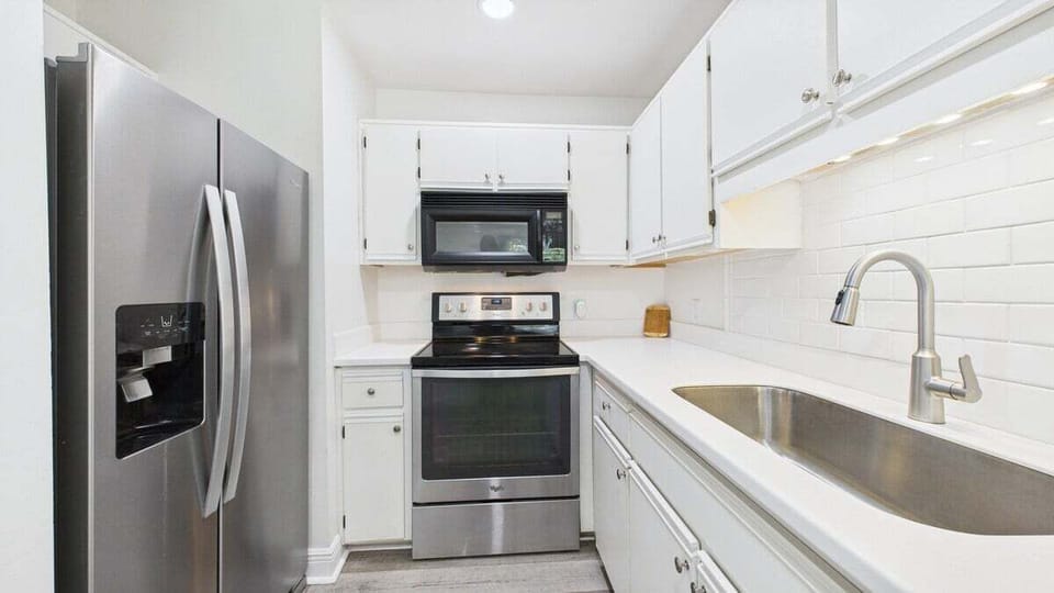 Full kitchen with breakfast bar and all the cooking essentials