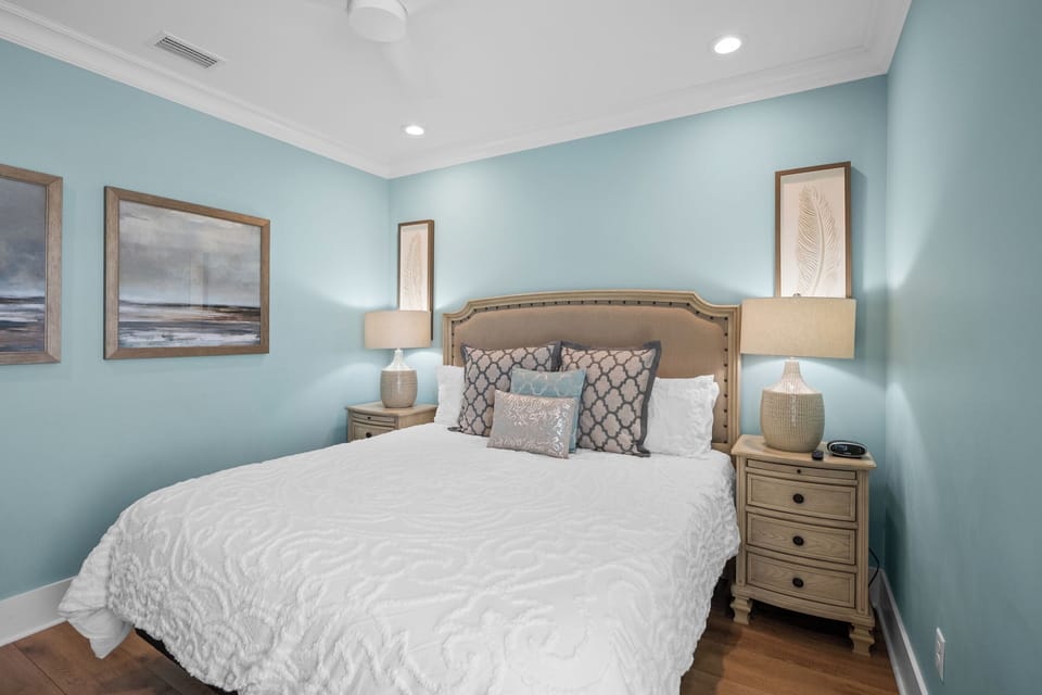 Master King Bedroom w/ smart tv