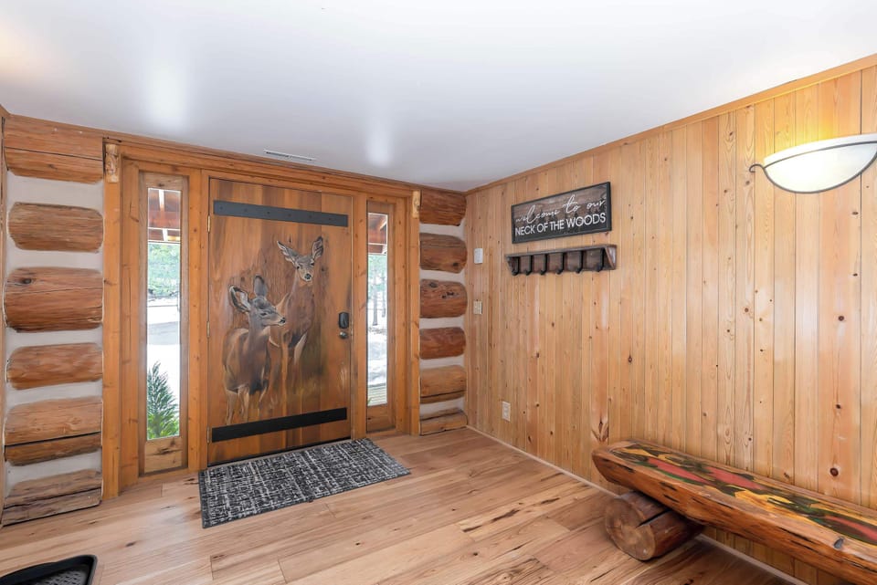 Large  and inviting entrance with room for all the coats and boots. 