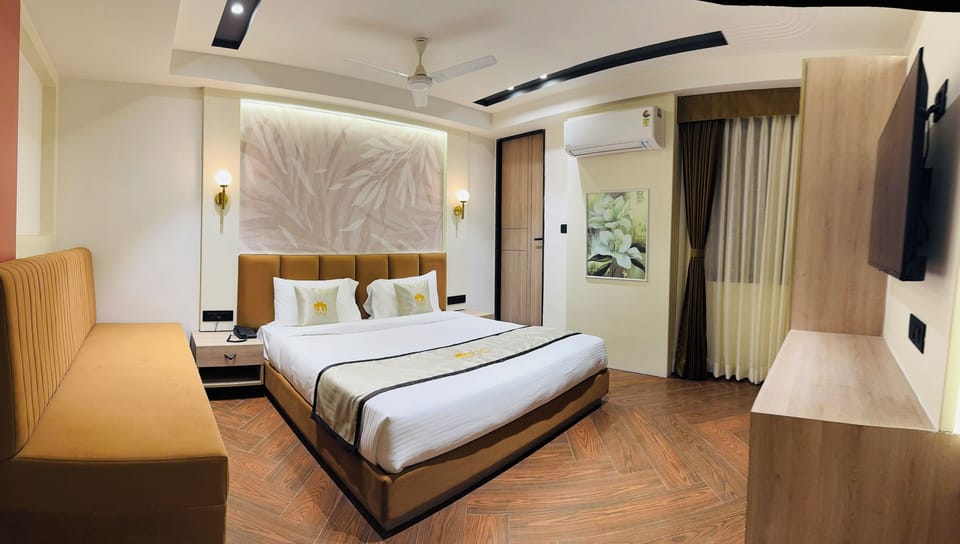 Deluxe Double Room, 1 King Bed, City View | Egyptian cotton sheets, premium bedding, down comforters, in-room safe