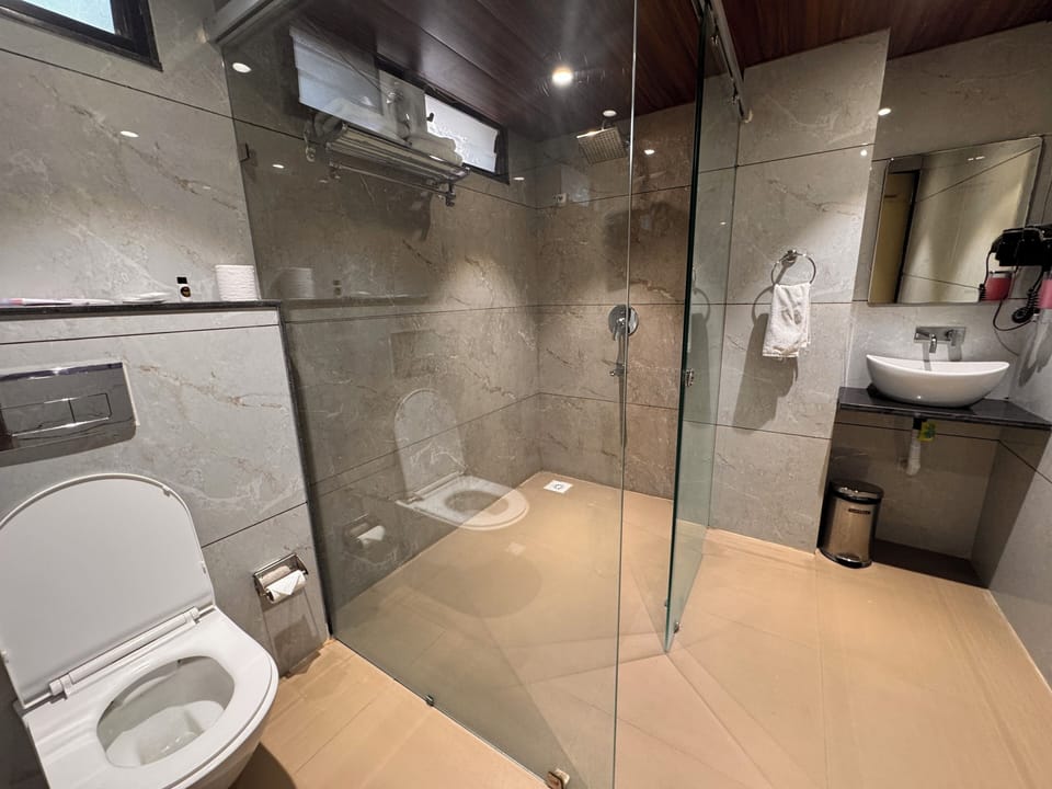 Executive Suite | Bathroom | Shower, free toiletries, hair dryer, slippers