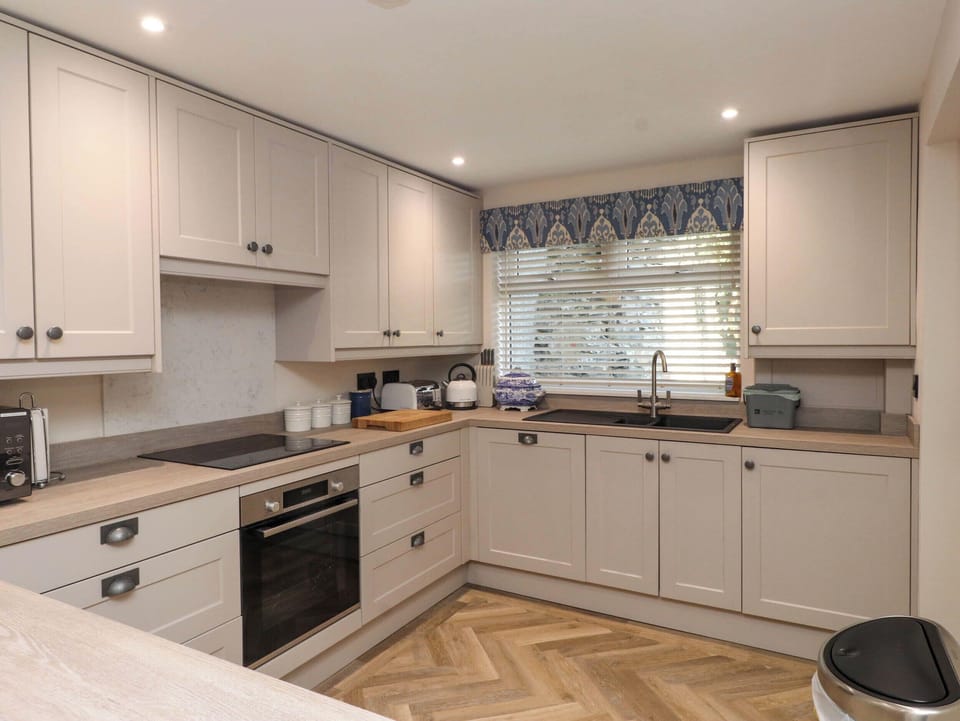 Cottage | Private kitchen | Fridge, microwave, dishwasher, toaster