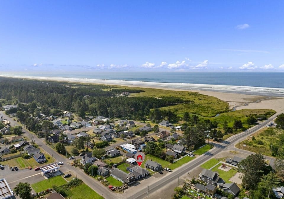 3-minute walk to the beach (Public Beach Access)