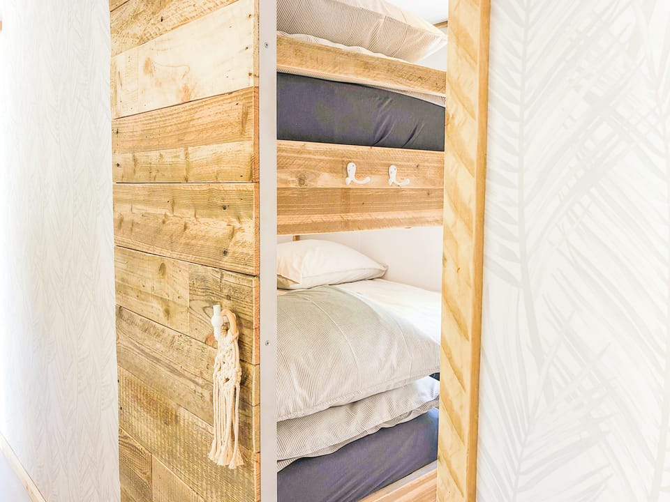 2 bedrooms, bed sheets