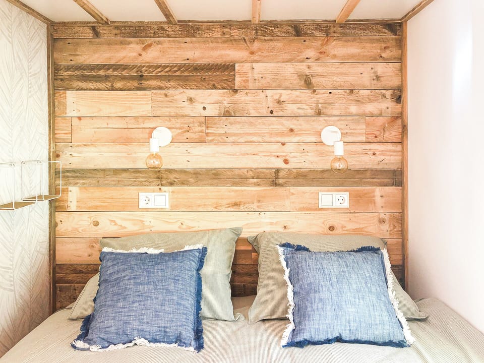 2 bedrooms, bed sheets