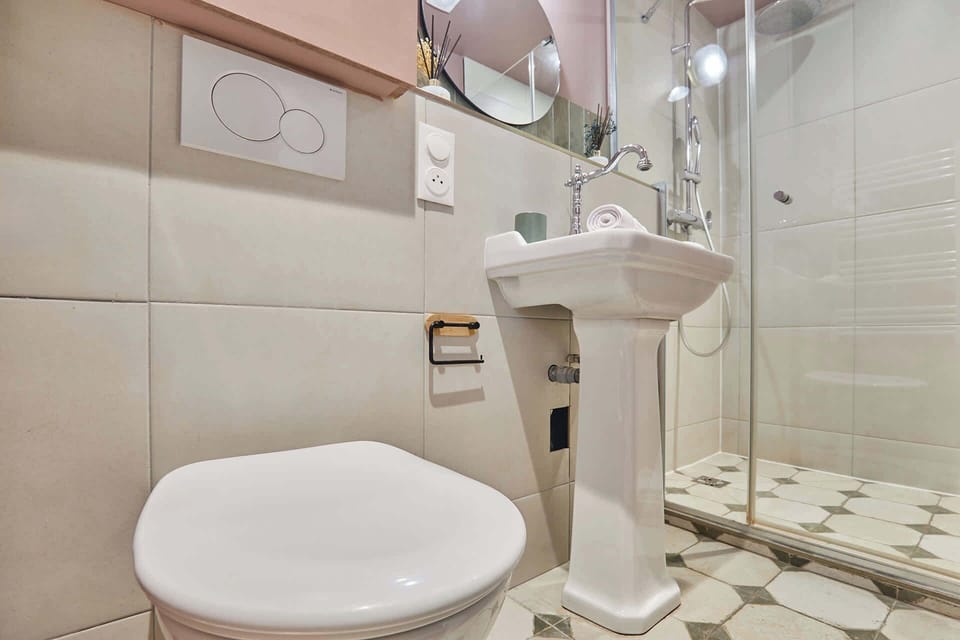 salle de bain avec toilette
