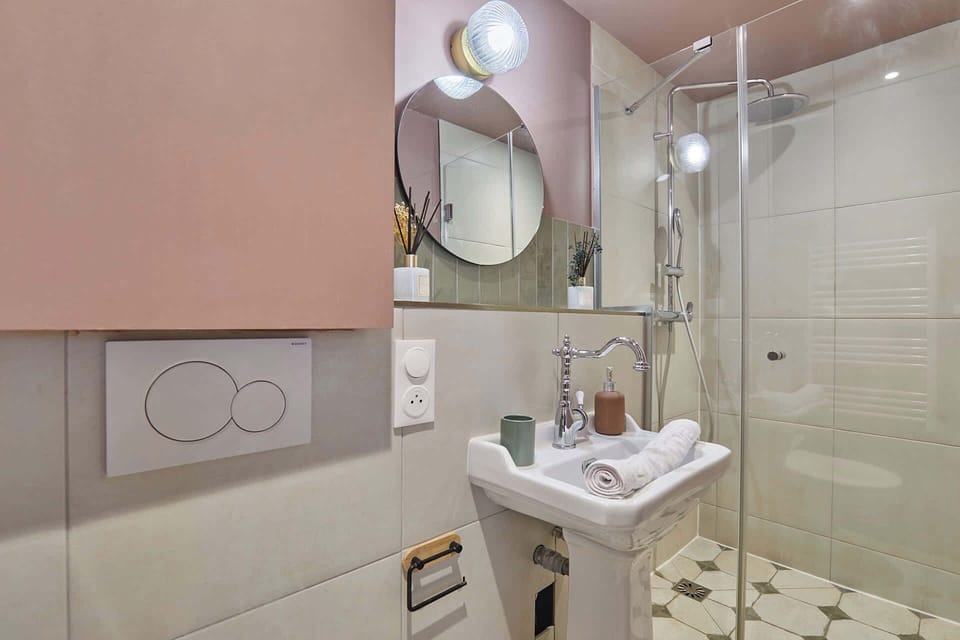 salle de bain avec toilette