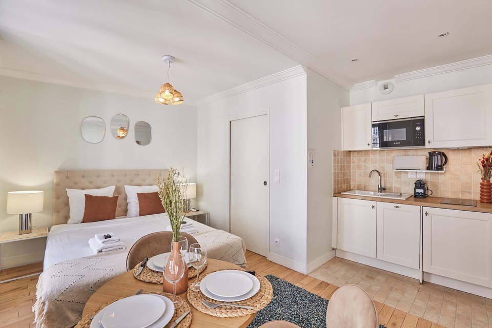 Suite avec lit queen size, canapé lit simple (1 personne), cuisine ouverte et espace repas