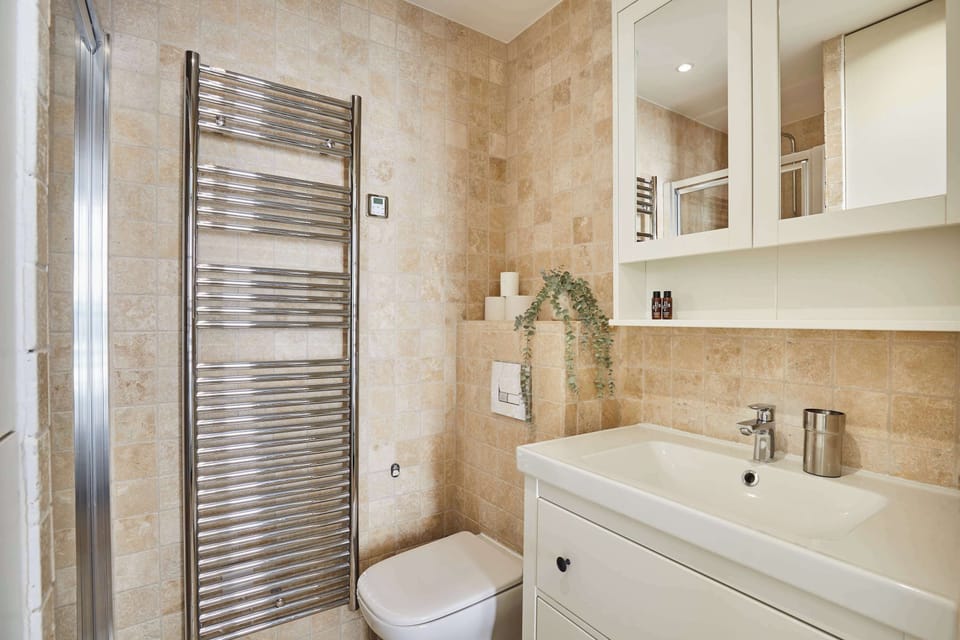 Salle de bain complète avec douche et toilette